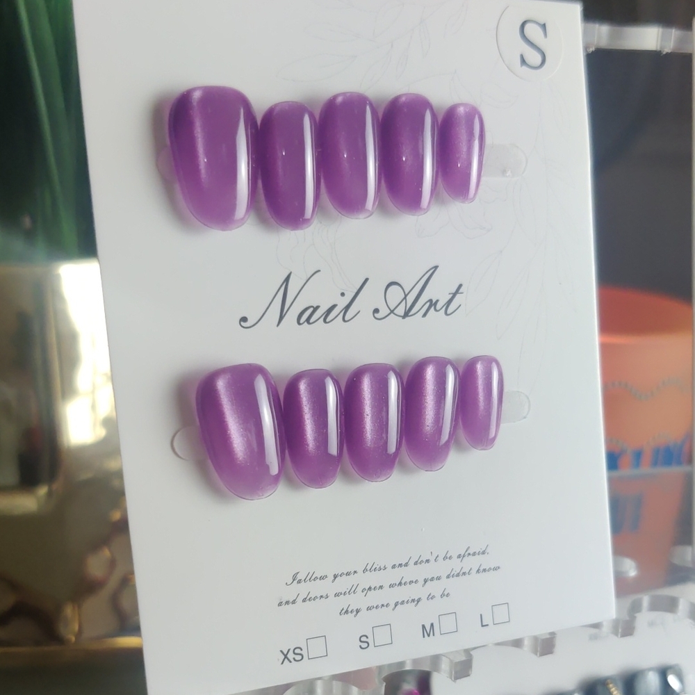 Purple Press-On Nail Set - Glossy Cat Eye Look